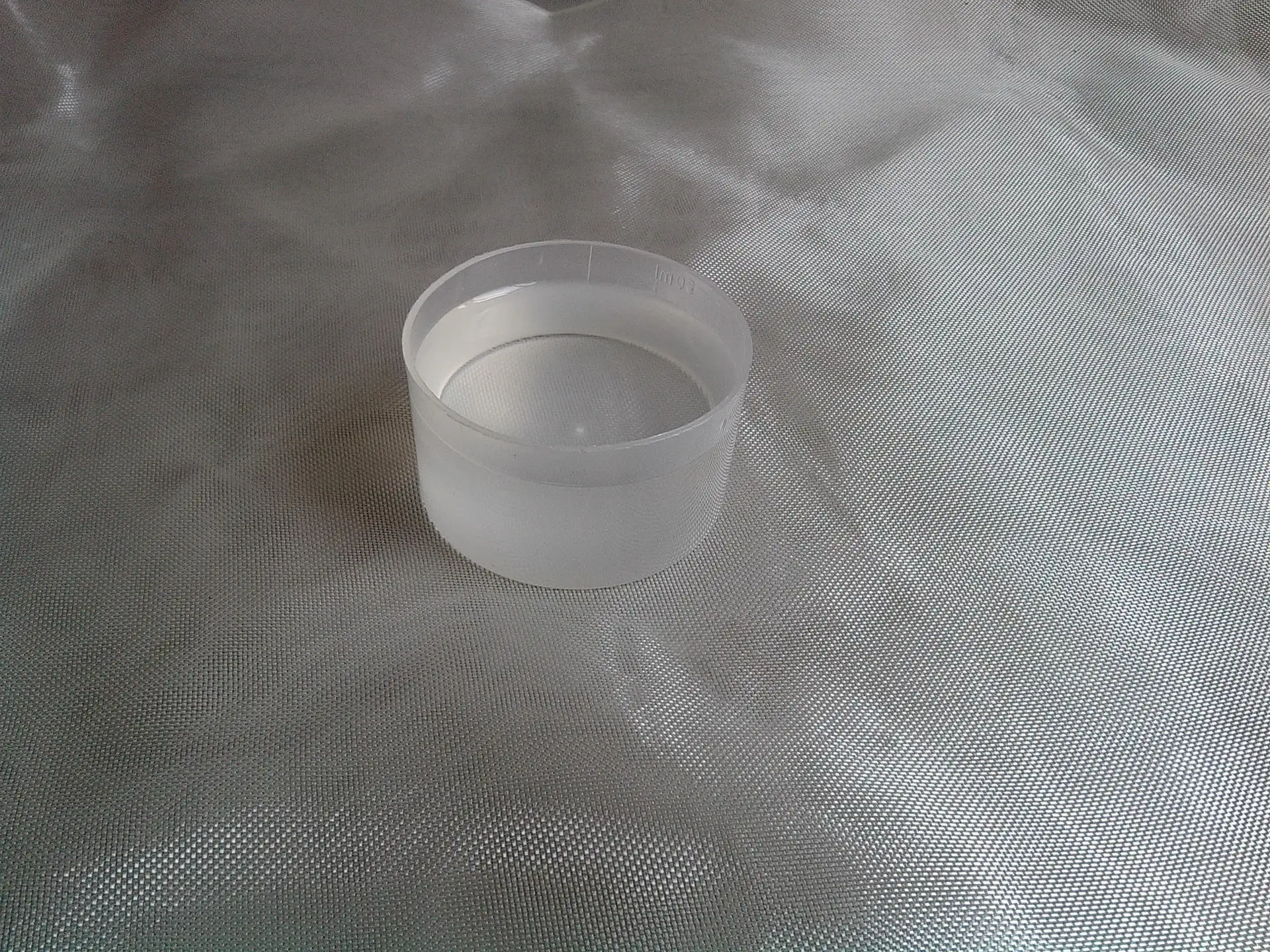環(huán)氧樹脂是一種常見的高性能材料，具有優(yōu)異的機械性能、化學穩(wěn)定性和耐熱性等特點，廣泛應用于航空、航天、電子、汽車、建筑等領域。然而，純環(huán)氧樹脂存在著一些問題，如過低的固化速度、需要高溫固化等，因此需要添加固化劑來改善其性能。  環(huán)氧樹脂固化劑是環(huán)氧樹脂體系中不可或缺的一部分，它們能夠與環(huán)氧樹脂發(fā)生反應，形成三維網(wǎng)絡結構，從而使環(huán)氧樹脂固化并獲得優(yōu)異的性能。下面介紹幾種常見的環(huán)氧樹脂固化劑及其作用原理：  1. 胺類固化劑：胺類固化劑是最常用的環(huán)氧樹脂固化劑之一，包括脂肪族胺、芳香族胺等。它們能夠與環(huán)氧樹脂中的環(huán)氧基發(fā)生加成反應，形成胺基與環(huán)氧基相連的鏈狀結構，從而將環(huán)氧樹脂固化成為三維網(wǎng)絡結構。胺類固化劑具有固化速度快、性能穩(wěn)定等優(yōu)點，但也存在著氨臭味、低溫下固化速度緩慢等缺點。  2. 酸酐類固化劑：酸酐類固化劑是另一種常用的環(huán)氧樹脂固化劑，包括馬來酸酐、酞酸酐等。它們能夠與環(huán)氧樹脂中的環(huán)氧基發(fā)生環(huán)氧化反應，形成四元環(huán)結構，從而將環(huán)氧樹脂固化成為三維網(wǎng)絡結構。酸酐類固化劑具有固化速度快、高溫下性能穩(wěn)定等優(yōu)點，但也存在著易水解、揮發(fā)性大等缺點。  3. 含硫固化劑：含硫固化劑是近年來發(fā)展起來的一種環(huán)氧樹脂固化劑，包括胺硫醇、酚硫醇等。它們能夠與環(huán)氧樹脂中的環(huán)氧基發(fā)生硫化反應，形成硫醇（或酚）與環(huán)氧基相連的鏈狀結構，從而將環(huán)氧樹脂固化成為三維網(wǎng)絡結構。含硫固化劑具有固化速度快、耐高溫等優(yōu)點，但也存在著對環(huán)境敏感、易引起腐蝕等缺點。  環(huán)氧樹脂固化劑對于環(huán)氧樹脂的性能影響十分重要，其選擇和使用必須嚴格按照規(guī)范進行。在實際應用中，需要根據(jù)不同的環(huán)境和要求，選擇合適的環(huán)氧樹脂固化劑，并控制好其配比和固化條件。只有這樣，才能保證環(huán)氧樹脂固化劑發(fā)揮最優(yōu)的作用，滿足不同領域對環(huán)氧樹脂材料的需求。